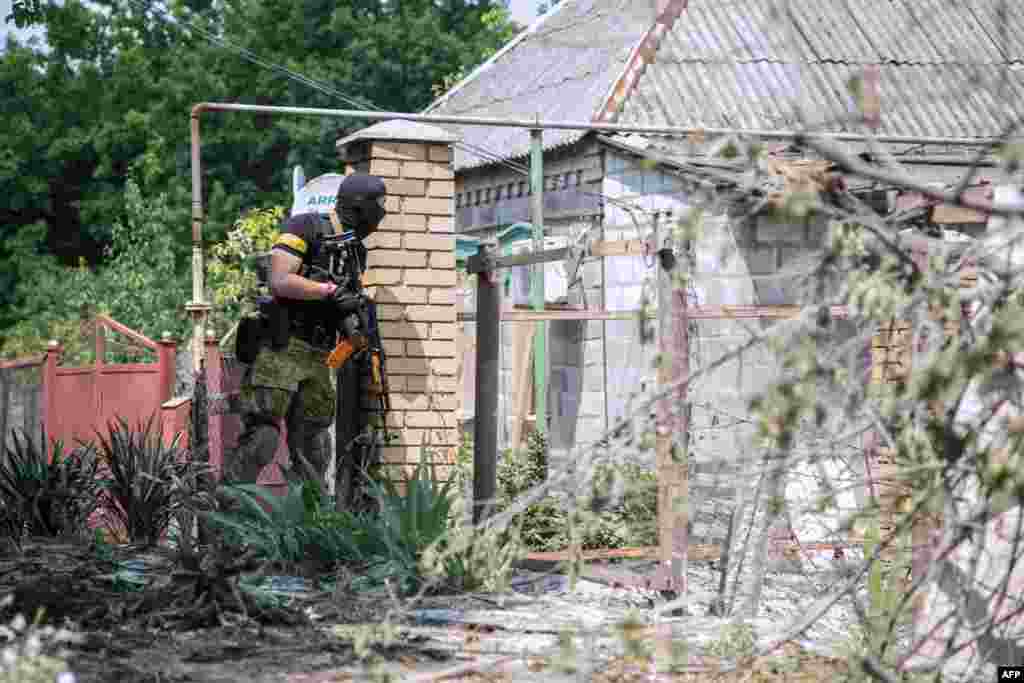 Український військовий на вулиці міста Мар&#39;їнка, в Донецькій області, 4 червня 2015 року