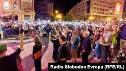 Присутните на собирот во Скопје со „ѕвездено небо“ им оддадоа почит на 62-цата загинати во дискотеката „Пулс“ во Кочани, 16 септември 2025 г.