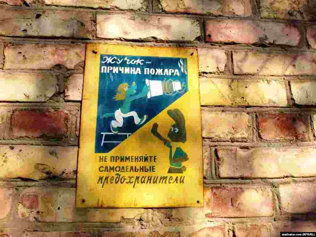 Aşgabatda SSSR döwründen galan bildiriş