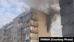Пожежа внаслідок бойових дій у житловому будинку міста Буча, північно-західний напрямок від Києва, 27 лютого 2022 року