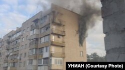 За даними ДСНС, у Бучі на Київщині о 08:20 27 лютого снаряд влучив у дев’ятиповерховий житловий будинок, після чого почалася пожежа