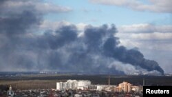 Дим унаслідок вибухів на околицях Києва, 27 лютого 2022 року
