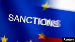 Fjala "sanksione" shfaqet në flamujt e BE-së dhe Rusisë në këtë ilustrim të marrë më 27 shkurt 2022. REUTERS/Dado Ruvic/Ilustrim