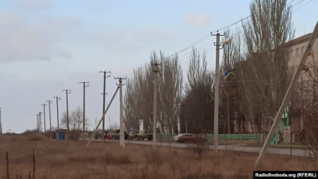 Колона військової техніки Росії біля ПТУ 17 в Генічеську , 27 лютого 2022 року