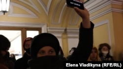 Антивоенный протест на Гостином дворе в Петербурге, архивное фото