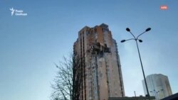 Ракетою обстріляли житловий будинок в Києві. Репортаж з місця подій (відео)