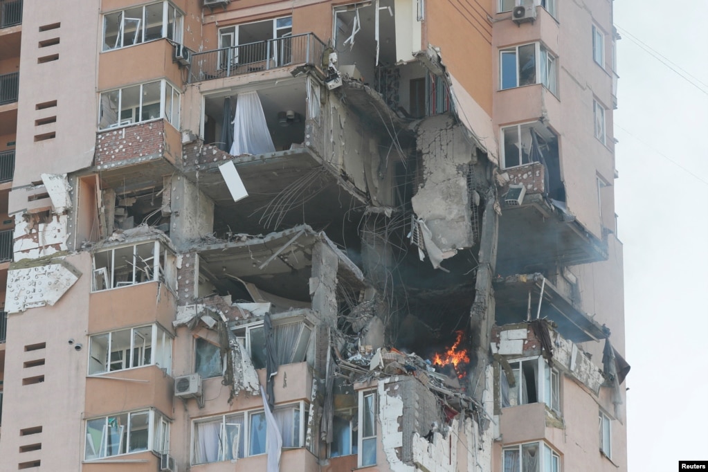 Një ndërtesë e dëmtuar nga granatimet e fundit në Kiev më 26 shkurt.   