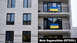 Здание в Тбилиси, украшенное флагами Украины (иллюстративное фото)
