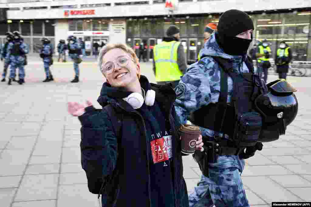 Policija je privela više od 900 ljudi na antiratnim protestima koji su se u nedjelju odvijali u 44 ruska grada, čime je ukupan broj uhapšenih od početka ruske invazije na Ukrajinu porastao na preko 4.000, saopštila je nezavisna grupa za praćenje protesta OVD-Info. Na fotografiji: hapšenje u Moskvi.&nbsp;