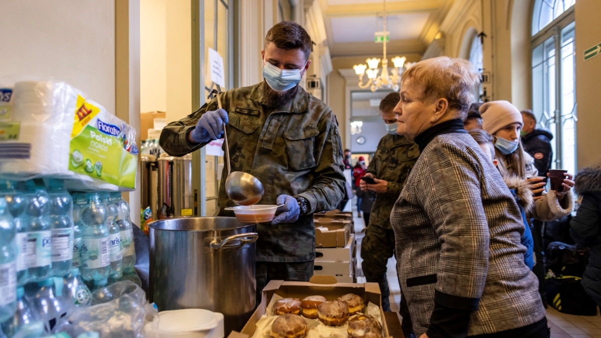 На западных границах Украины десятки тысяч беженцев