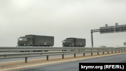 Колонна российской военной техники на крымской трассе «Таврида»