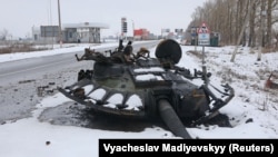 Подбитый танк в украинском Харькове, 26 февраля 2022 года.