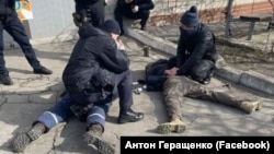 Чоловіки представились бійцями ЗСУ та були одягнені у форму українських військових
