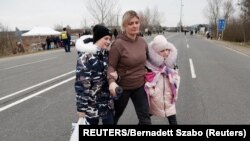 Anna Semyuk gyerekeivel, miután egy idegen áthozta őket a magyar határon Beregsuránynál február 26-án. (Képünk illusztráció.)