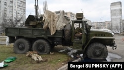 Terwijl de Russische aanvallen op Oekraïne intensiveerden, vluchtten duizenden en vochten duizenden