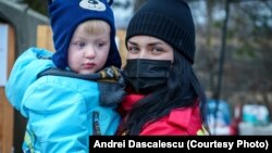 Voluntarii s-au strâns la granițe pentru a-i ajuta pe ucrainenii care intră în România. Siret, 26 februarie 2022.