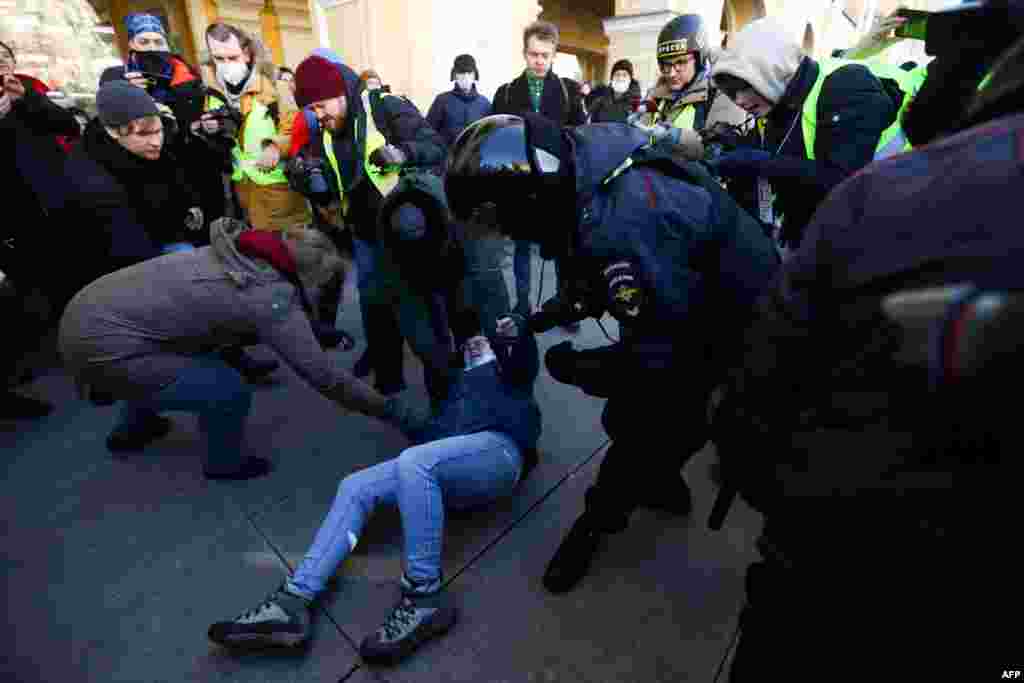 O femeie este arestată cu greu de poliție la Sankt Petersburg, 27 februarie. Mulți ruși nemulțumiți de acțiunile propriului guvern protestează de la începutul invaziei. Cel puțin 3.000 de protestatari au fost arestați în câteva zile în peste 30 de orașe din întreaga Rusie.&nbsp;