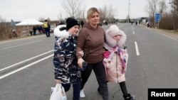 Анна Семюк отвежда децата си от границата между Украйна и Унгария