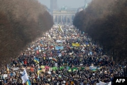 Protesters crowd around the Victory Column and the Brandenburg Gate in Berlin to demonstrate for peace in Ukraine on February 27.