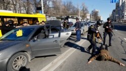 Policija pregleda sumnjiva auta na ulicama Kijeva 28. februar 2022.