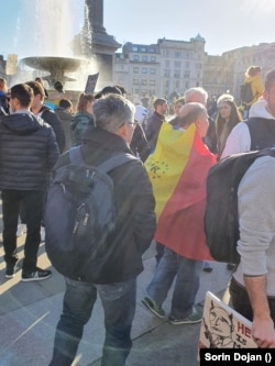 Un steag al AUR vizibil la un protest în semn de sprijin față de Ucraina la Londra, în Marea Britanie. Poză realizată la data de 27 februarie 2022.
