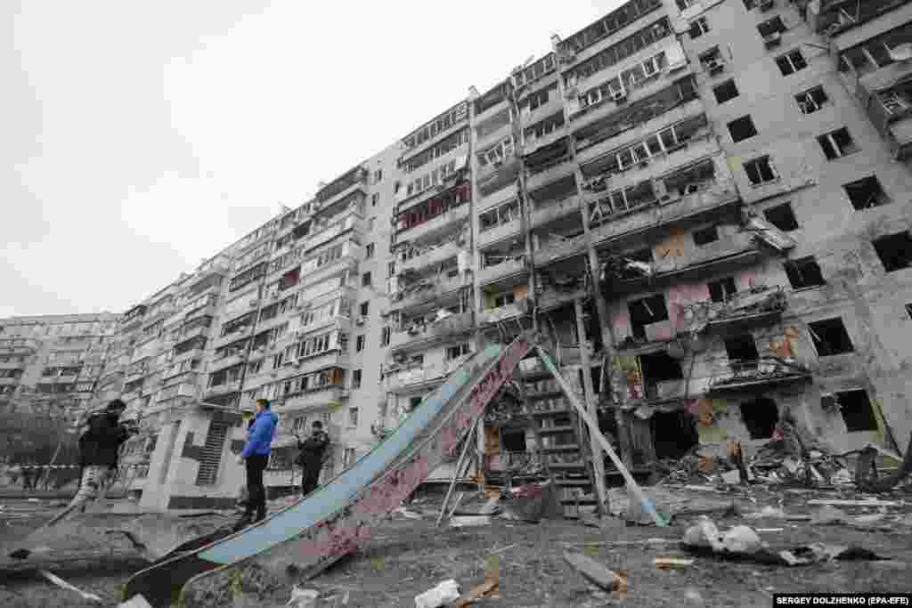 Оштетена станбена зграда за време на нападите во Киев