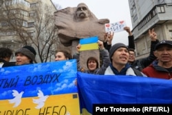 Противники войны проводят митинг в поддержку Украины и осуждают действия российских властей. Алматы, 26 февраля 2022 года