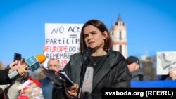 Cihanouszkaja Litvániában, Vilniusban tiltakozik az Ukrajna elleni háború ellen 2022. február 27-én