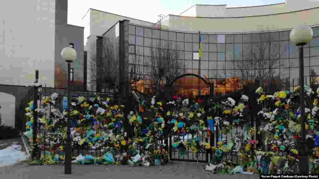 Сотні беларусаў несьлі кветкі да ўкраінскай амбасады ў Менску