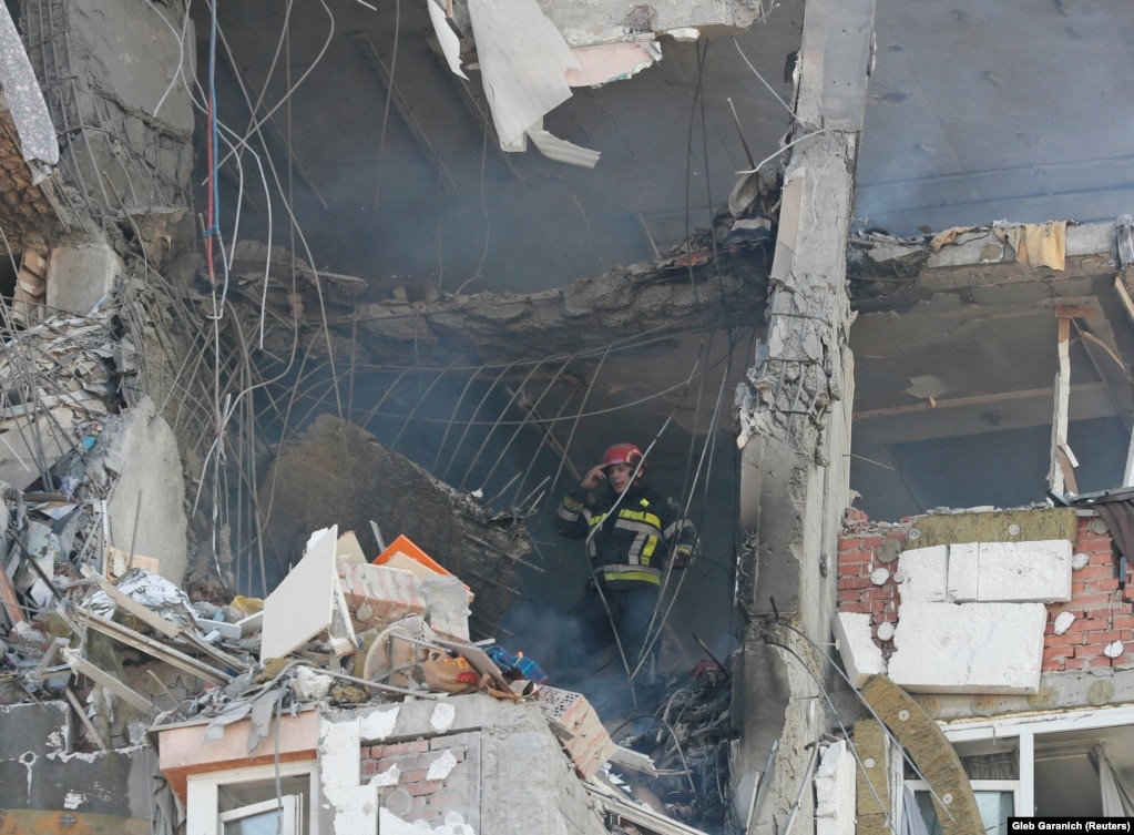 Një zjarrfikës mes gërmadhash duke kërkuar për të mbijetuar nga bombardimet ruse, Kiev 26 shkurt 2022.&nbsp;&nbsp;