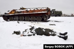 Тело российского военнослужащего рядом с уничтоженной военной техникой на окраине Харькова, 26 февраля 2022 года