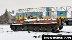 Un militar rus ucis lângă un vehicul blindat distrus, la două zile după lansarea invaziei, Harkov, Ucraina, 26 februarie 2022. 