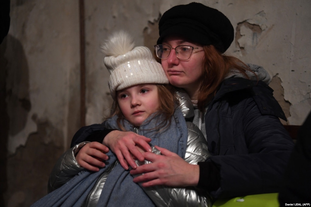 26 febbraio 2022, Kiev: Helga e sua figlia Kira si rifugiano sottoterra durante i bombardamenti.