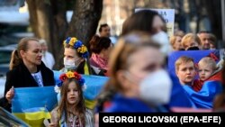 Protesta të ukrainasve para Ambasadës së Rusisë në Shkup. Fotografi nga arkivi.