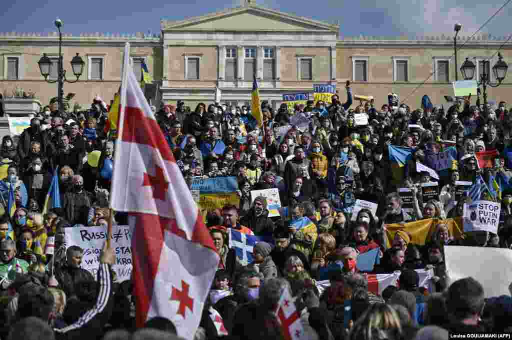 Mii de oameni s-au strâns la Atena pentru a protesta. Au avut loc mai multe adunări separate, printre care una organizată de Partidul Comunist și una de partidul din opoziție SYRIZA. Cel puțin zece cetățeni greci au fost uciși în Ucraina după ce au fost loviți de bombele armatei ruse pe 26 februarie.