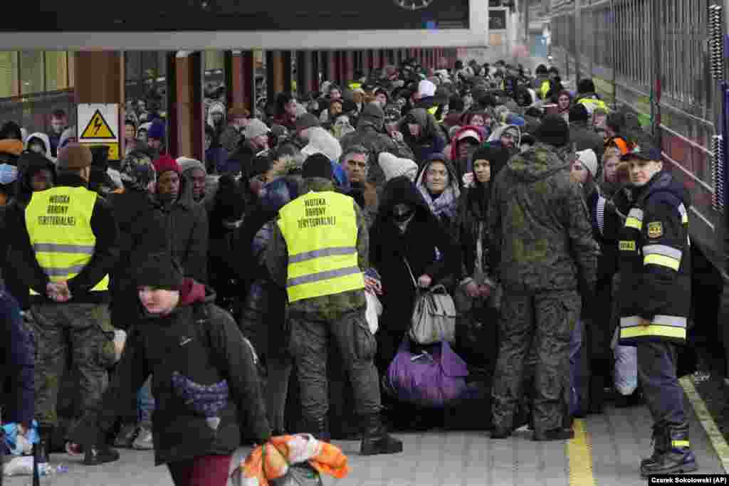 27 februarie, Przemysl, Polonia: Refugiații din Ucraina ajung în Polonia.