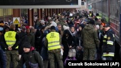 Граждане едут из Украины в Польшу