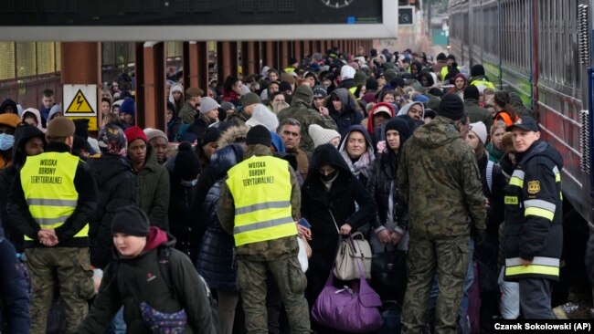Refugjatë nga Ukraina në një stacion treni në Poloni.