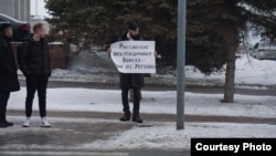 Vladimir Avdonin na protestu u Samari 25. februara 2022.