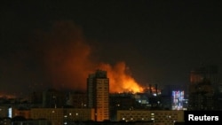 През нощта над града се виждаха експлозии и дим.