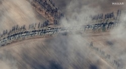 Imagine din satelit, înfățișând forțe terestre rusești la nord-est de Ivankiv în drum spre Kiev
