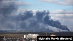  Дим след бомбардировка в покрайнините на Киев 