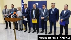 Premijer Federacije BiH Fadil Novalić (četvrti slijeva) s ministrima i predstavnicima agencija na konferenciji za medije u Mostaru, 28. februara 2022.