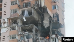 Фотографија од станбена зграда погодена при ракетирањето во Киев, 26 февруари 2022
