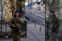 Militară ucraineană patrulează străzile pustii ale Kievului, 27 februarie 2022.