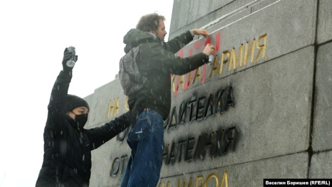 Надписите със спрей са върху оригиналния надпис: "На съветската армия освободителка от признателния български народ"