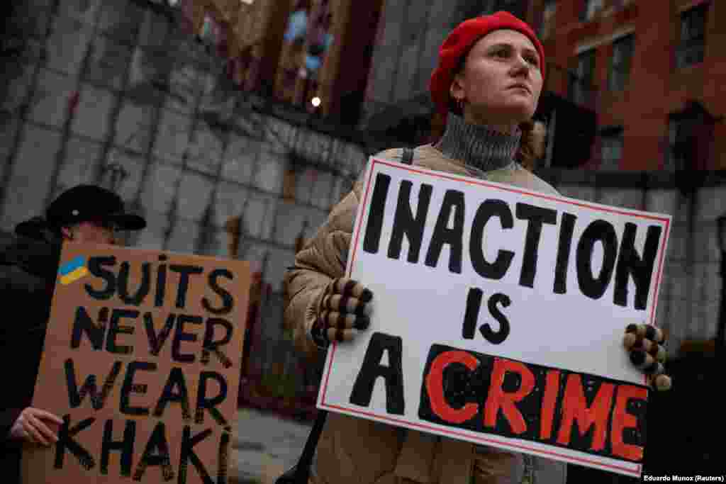 &bdquo;A tétlenség bűn&rdquo; &ndash; olvasható egy transzparensen egy demonstráló kezében, aki az ENSZ székházával szemben, Manhattanben tüntetett február 25-én