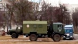 Российская военная санитарная машина около городской больницы Мозыря, Беларусь, 28 февраля 2022 года