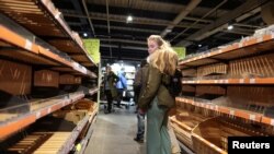  Оля споделя, че в огромните супермаркети може да се откри храна. В дребните магазини обаче рафтовете са празни, а обитаеми места в Украйна са пред филантропична злополука. 