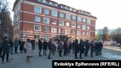 Участники антивоенного митинга у посольства Украины в Минске молча стояли в знак поддержки Украины